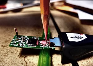 Using a pencil tip to restore power flow to damaged jump drive