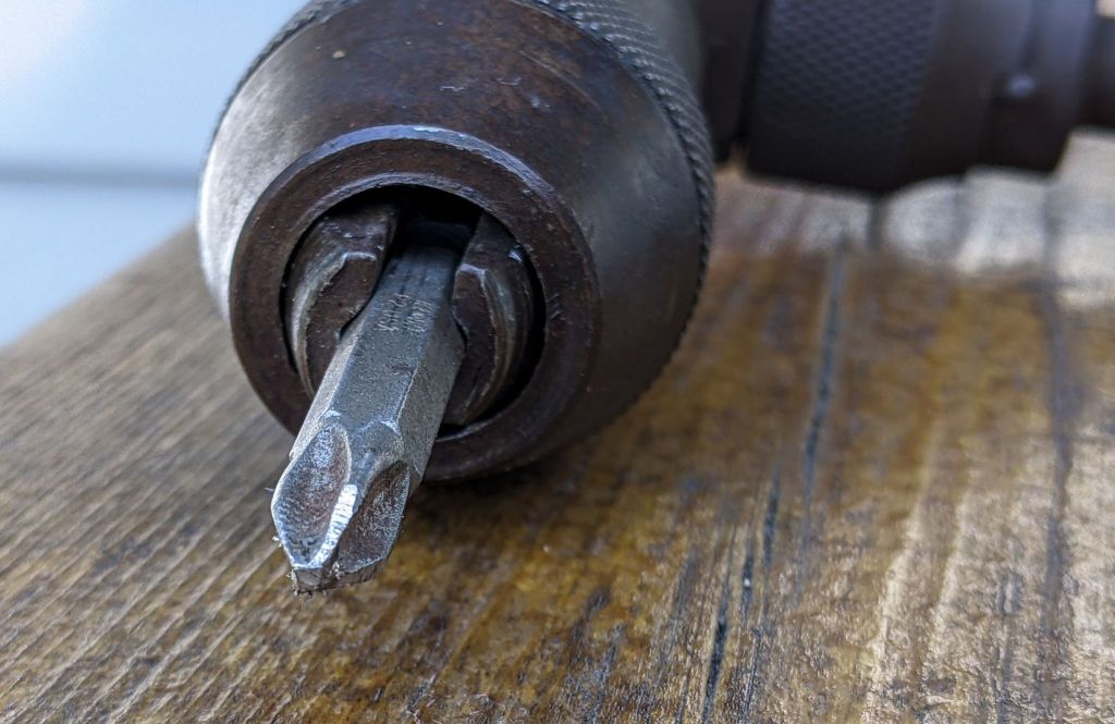 Modified Philips screw head optimized for screw removal